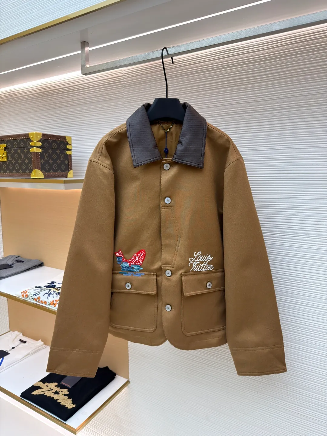 LOUIS VUITTON koi jacquard lapel jacket ●Original version: purchased and developed for 106000 ●Item number: 1681205-C15 ●Fabric: high-quality cotton fabric ●Technology: jacquard production ●Color: brown ●Version: fitted version ●Weight: about 980 grams ●Size: S-M-L-XL ●Description: Made of high-quality cotton fabric, crisp and textured. The leather splicing part of the collar has been carefully tanned and polished to make it soft and glossy. The splicing with the cotton fabric adopts seamless lamination technology; the pattern embroidery adopts multi-color three-dimensional embroidery technology, and different colors of silk threads are layered for embroidery, so that the pattern presents a rich three-dimensional sense and color levels. , the stitching is fine and even, the pattern details are clear and vivid, as if giving the pattern a sense of life; it is made of customized metal material, and has been polished, plated and other processes, the surface is smooth and textured, the stitching at the seams between the buttons and the body is firm, and the opening and closing is smooth, adding exquisite hardware embellishments to the overall shape. The overall wiring is straight and delicate, the fabric is comfortable and soft, and the color is consistent without color difference. It can be matched with the same style to create a fashionable look and control various occasions. Customized accessories, complete with three standards, same style for men and women!